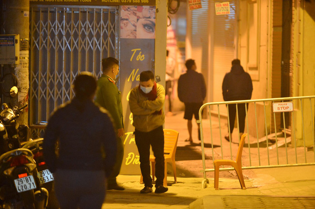 Immediately on the evening of January 28, authorities sealed off the alley leading to the patient's home. (Photo: Dinh Huy)
