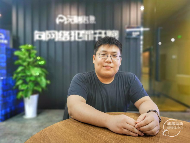 Ha Lap Nhan has now become the owner of a security company and an idol for many young people in China.