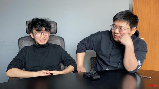 Dong Vinh Ngao (left) and Ha Lap Nhan (right), both of whom learned programming in an Internet cafe
