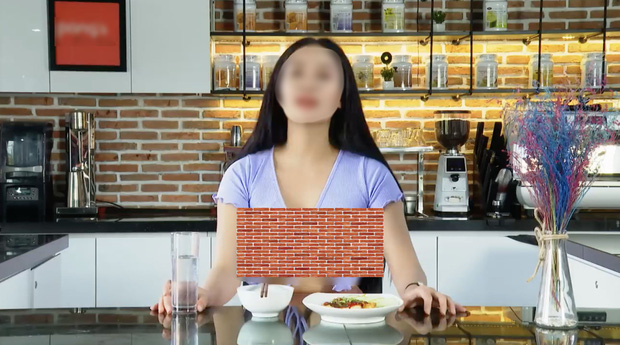 The short top is not enough to cover her bust, and there are moments when she even exposes her 