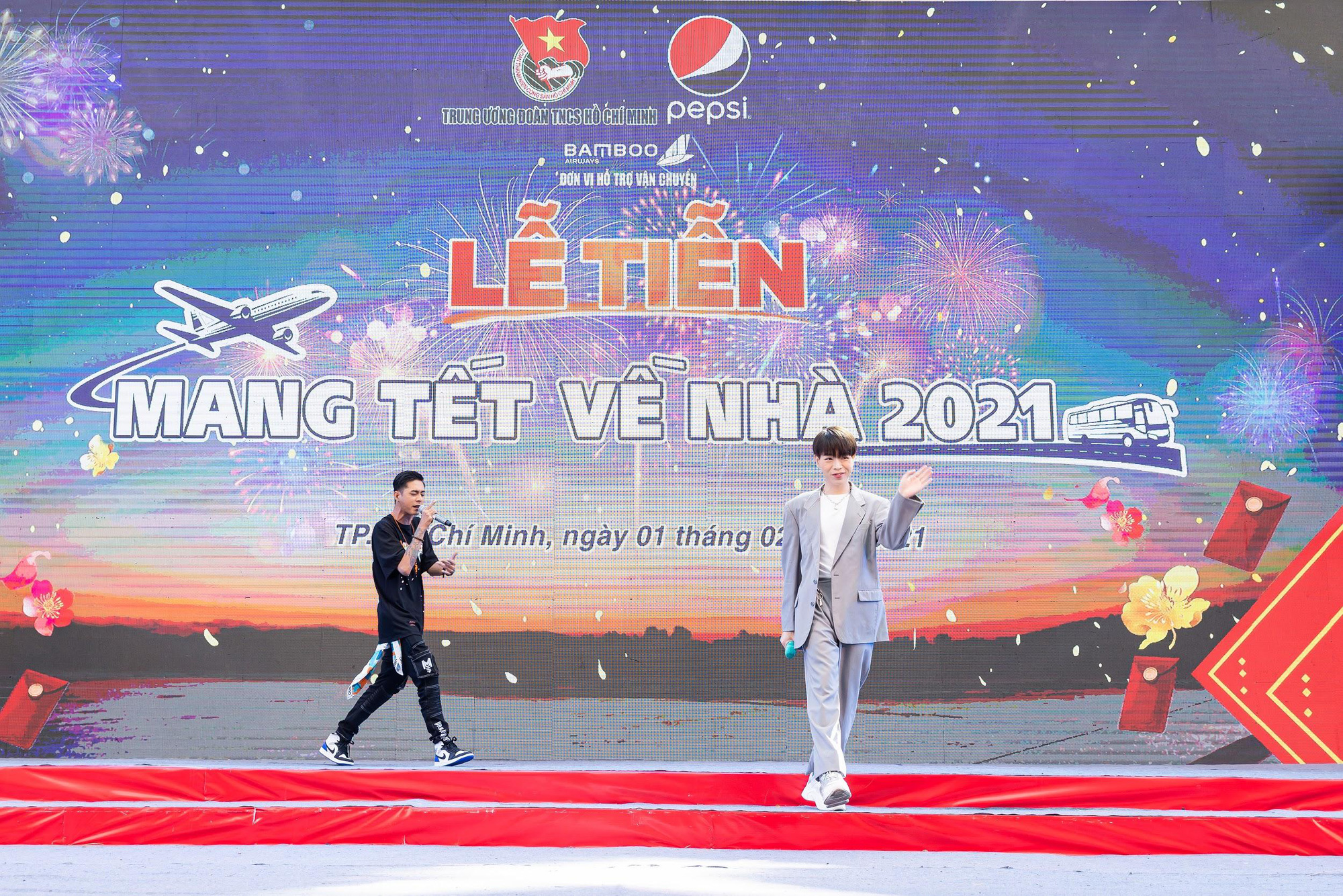 The performance of Duc Phuc and Lang LD is a gift for those who are far from home, also feeling homesick.