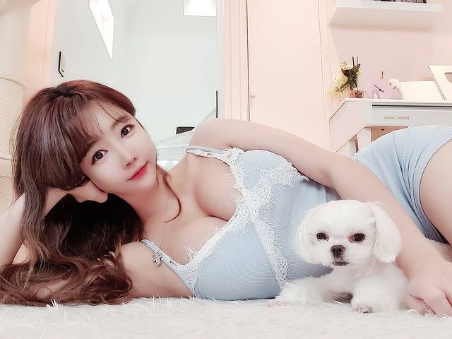 The hot girl often appears with sexy images, flaunting her ample bosom