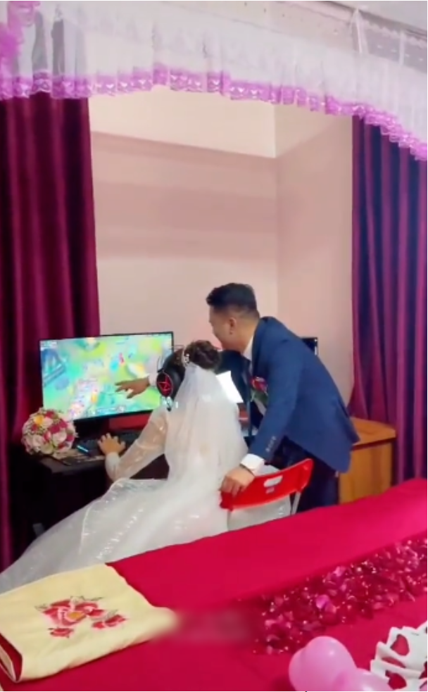 An image that is stirring up the online community regarding the couple's unbreakable gaming spirit.