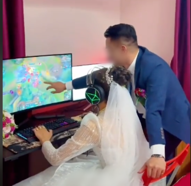 At this moment, the combat is intense; what guests?
