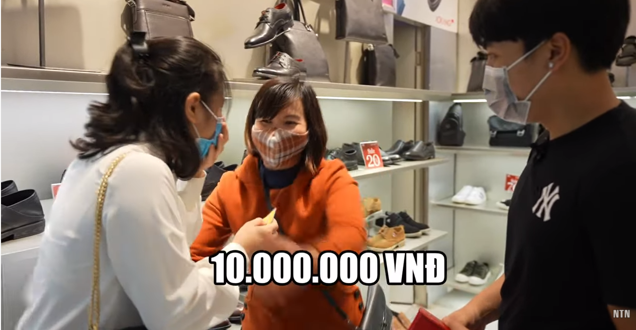 The first lucky stranger drew 10 million VND
