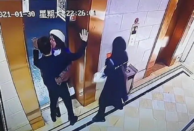 The unexpected action of the strange girl left the young man startled and confused, raising his hands in surprise and not daring to move.