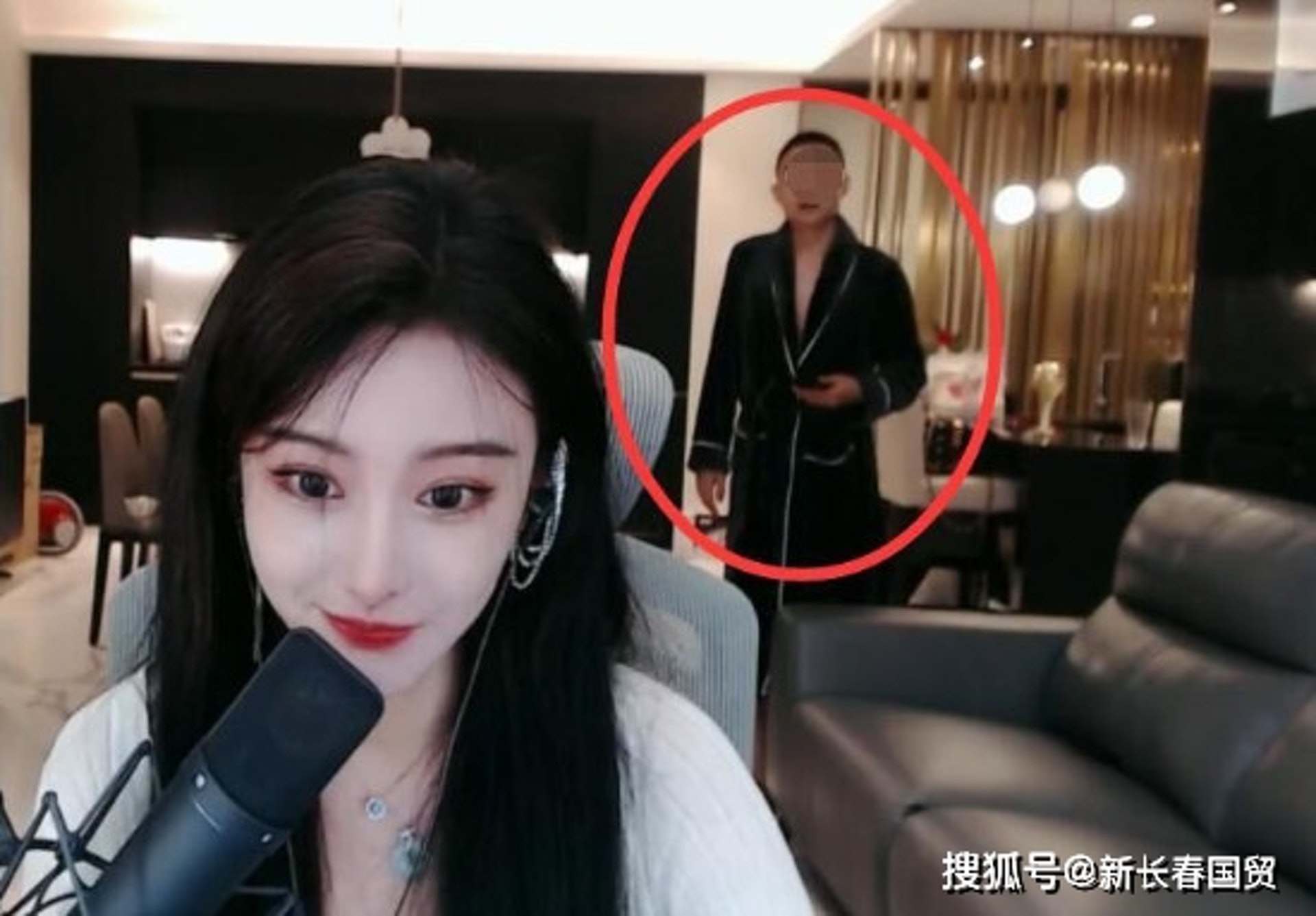The mysterious man unexpectedly appears in the streamer’s camera
