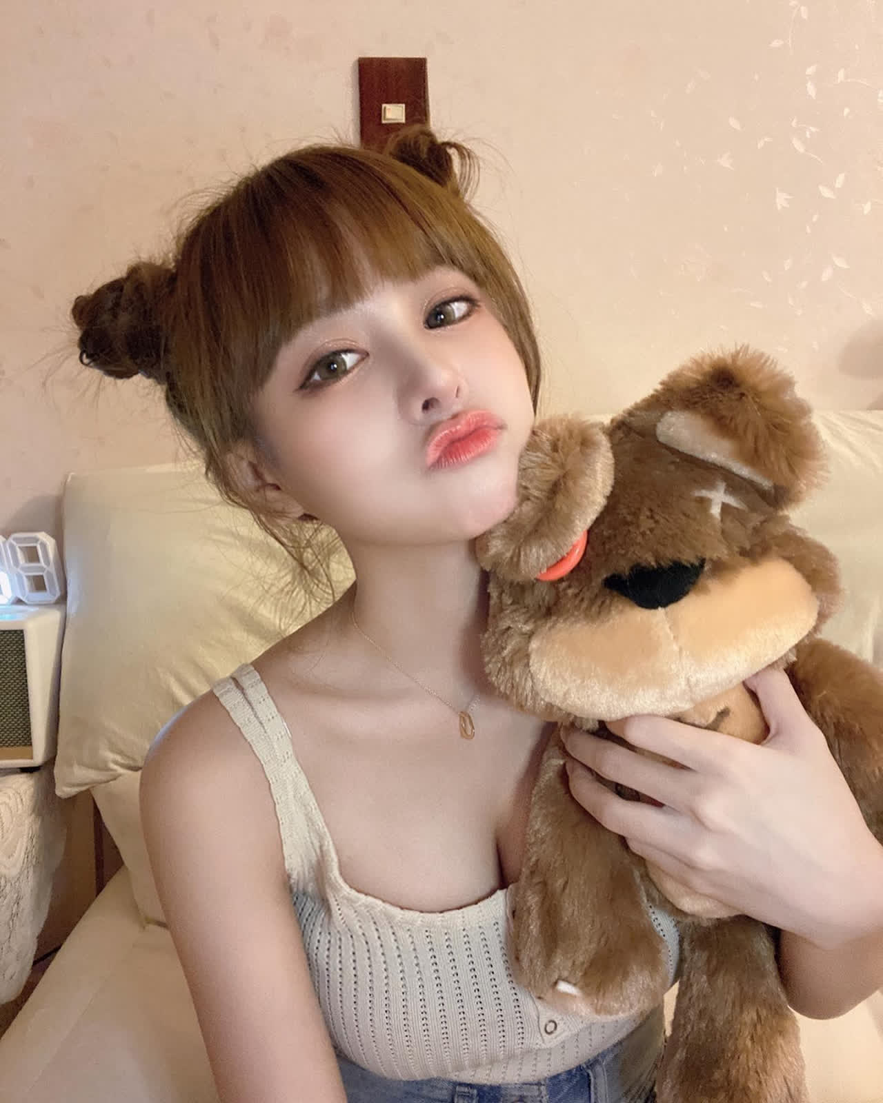 Coming from a music group and good at singing, yet she still hasn't gained fame as a streamer