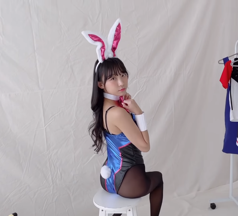 Eun-Ji looks extremely alluring as she transforms into the character D.Va in a bunny suit