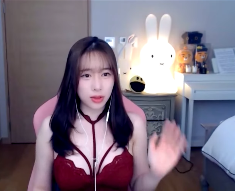 The female YouTuber stripped all her clothes and only wore underwear to continue playing the game