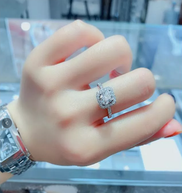 The ring that Su Yan bought.