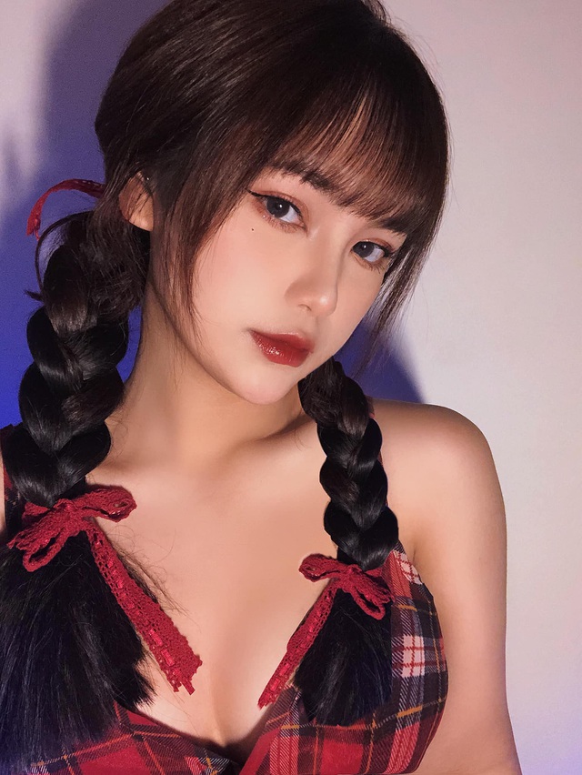 She possesses quite alluring measurements, with a highlight of a bust size up to 93