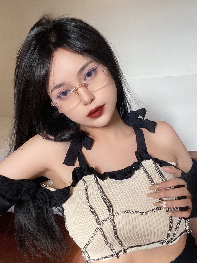 The hot girl pursues a sexy style