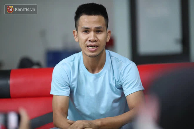 Nguyễn Ngọc Mạnh recounting the moment he reached out to catch the child (Photo: Đinh Huy)