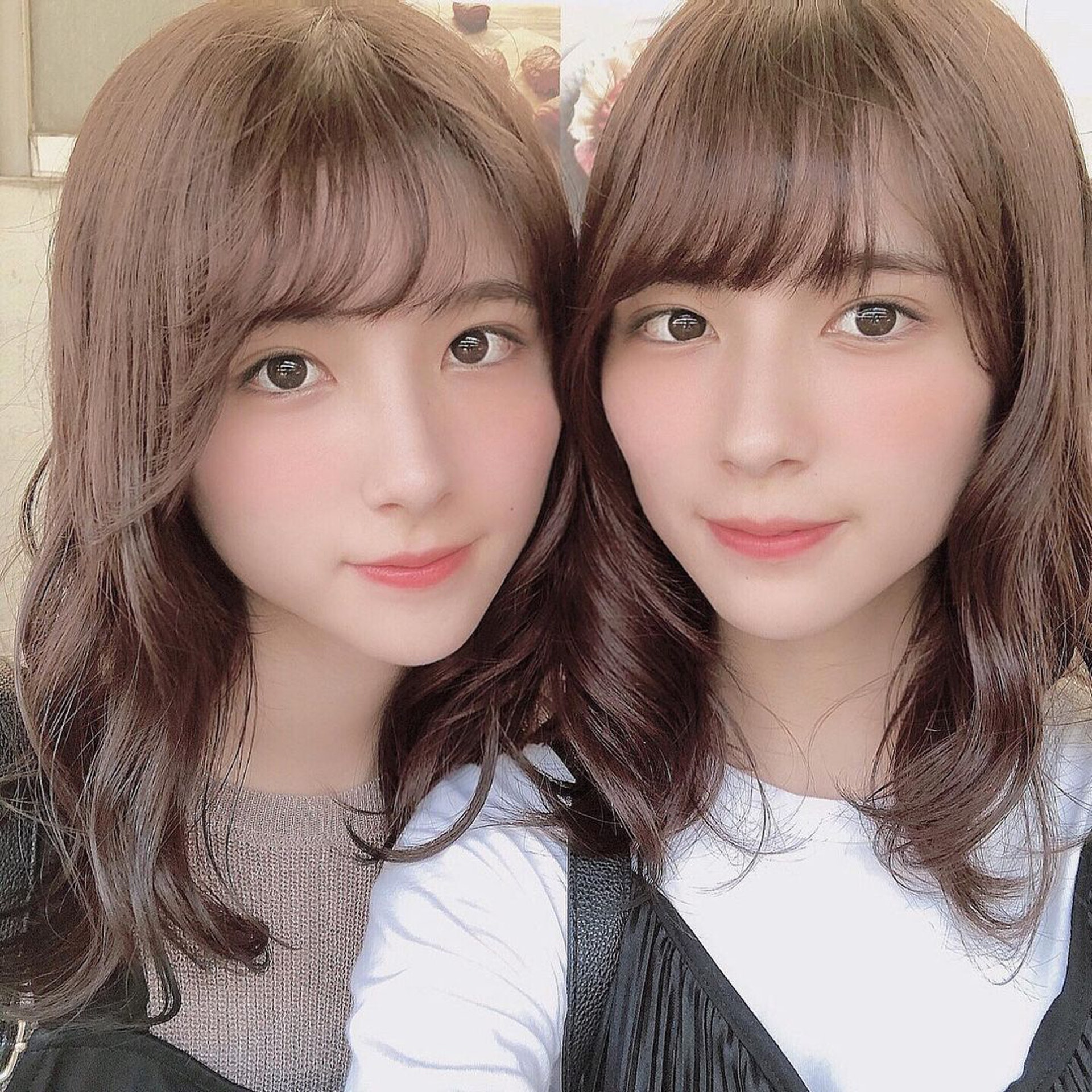 Indeed, it's quite hard to distinguish between the two girls