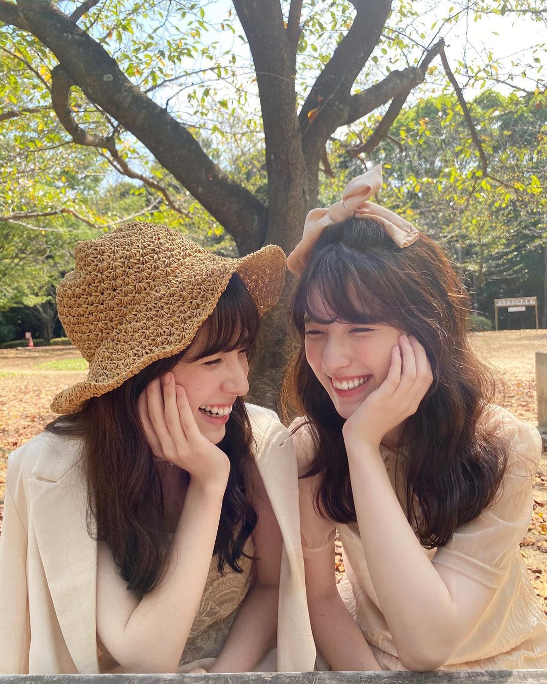 It is indeed quite difficult to distinguish this pair of sisters