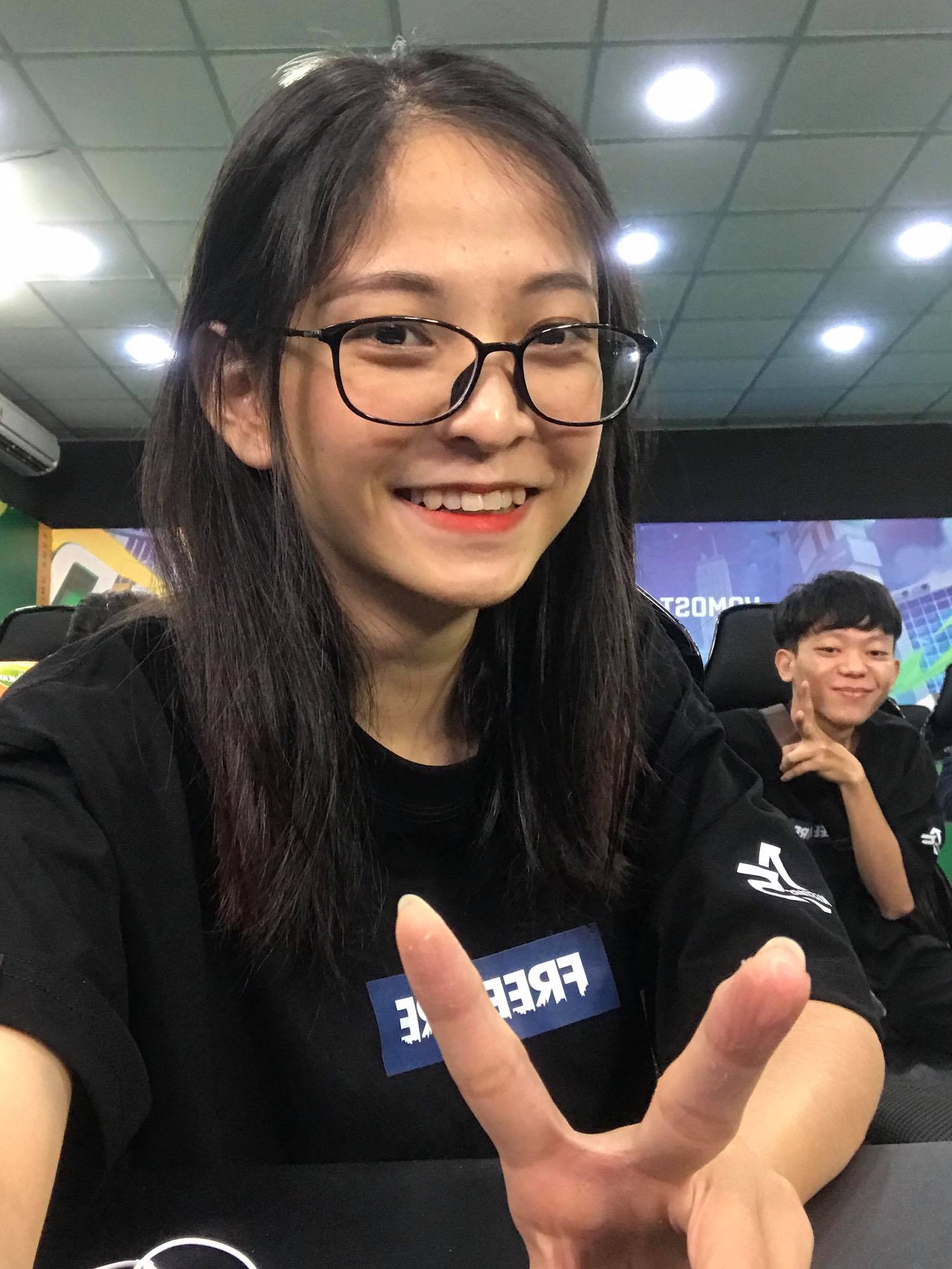 When she first started, Mỹ Kim had not played Free Fire, so she spent time getting used to the game. During her work, she was taught and guided by her seniors, which helped her adapt quite quickly.