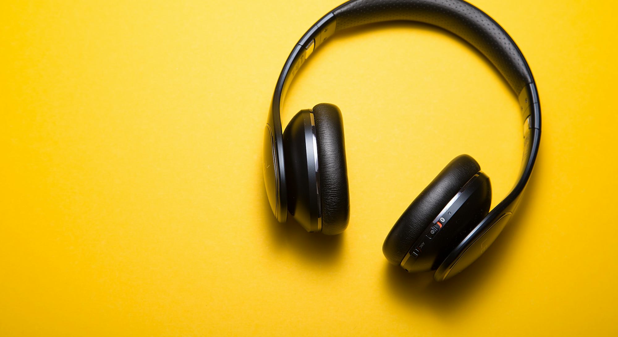59090817 f3fb 404e a044 f42eb3041a42 headphones