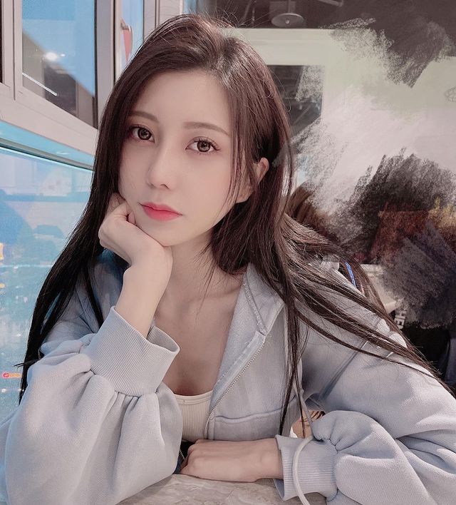It didn't take long for the online community to uncover the identity of the beautiful girl in the photo