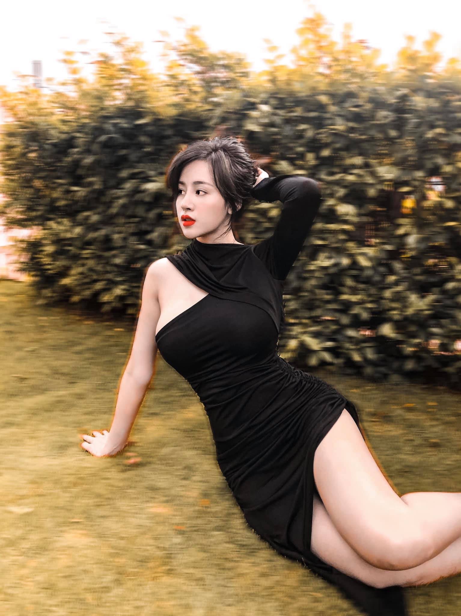 Long legs but Bà Tưng's thighs were criticized as being too thick