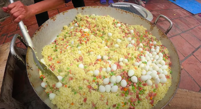 Even when the giant fried rice was completed