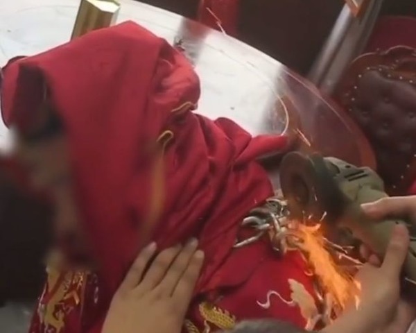Close-up of the challenging rescue process