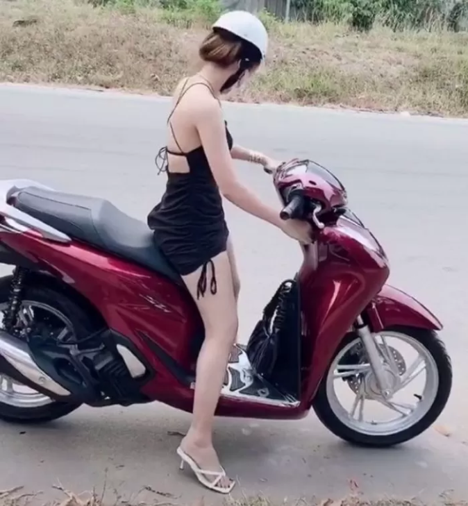 Not only changing clothes, but the girl also switched her high heels to match her dress