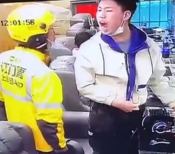 Image of the 'argument' between the gamer and the 'combat-ready' shipper