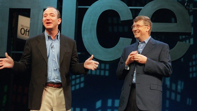 Both Bill Gates and Jeff Bezos enjoy washing dishes. Photo: AP