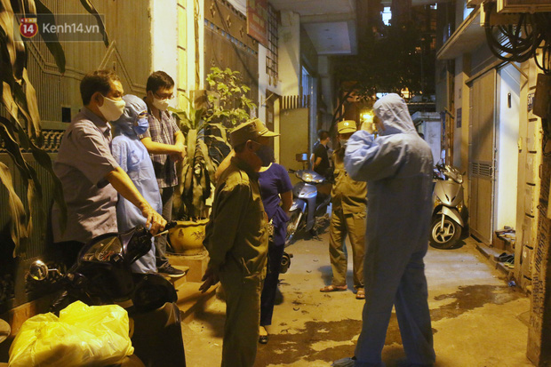At around 7:30 PM, authorities arrived at the area where the patient resides, implementing epidemic prevention measures (Photo: Dang Thuy)