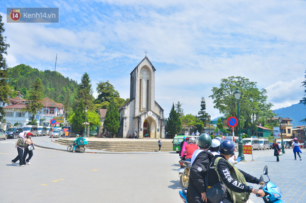 Tourists visiting Sapa during the recent holiday on April 30 - May 1 (Photo: Dinh Huy)