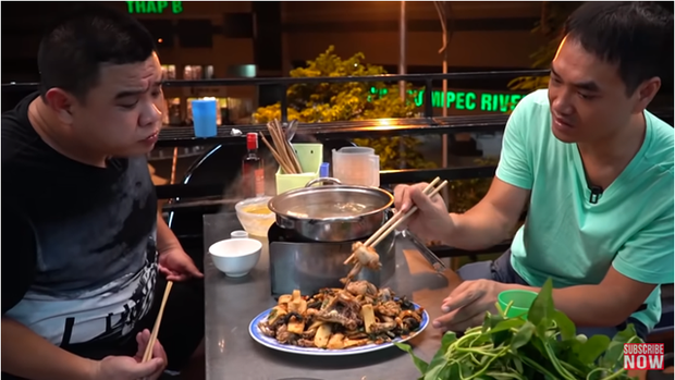 Duy Nến - a YouTuber specializing in Hanoi cuisine who is currently facing a lot of criticism