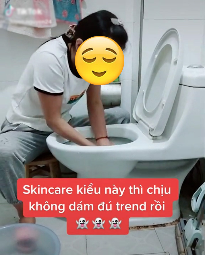 At the end of the clip, she even used toilet water to rinse her mouth