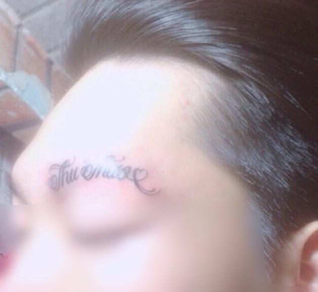 The tattoo of the girlfriend's name on the young man's eyebrow that is causing a storm in the online community