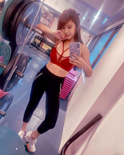 The hot girl asserts that she has no film link to share