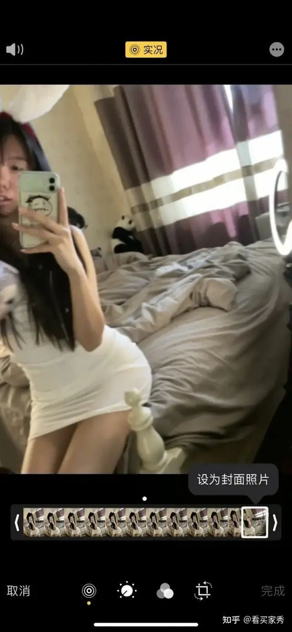 The Live Photo mode caused trouble for the hot girl