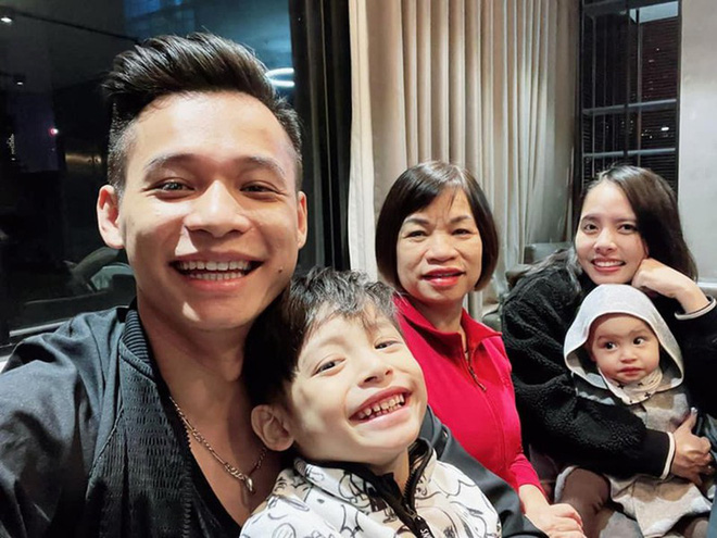 Often 'badmouthing' his wife humorously, but every gesture he shows towards her reveals the genuine love between the couple, without extravagance or ostentation. Not only is he the 'national husband', Độ Mixi is also a hardworking father, supporting his wife and always caring for and teaching their two sons.
