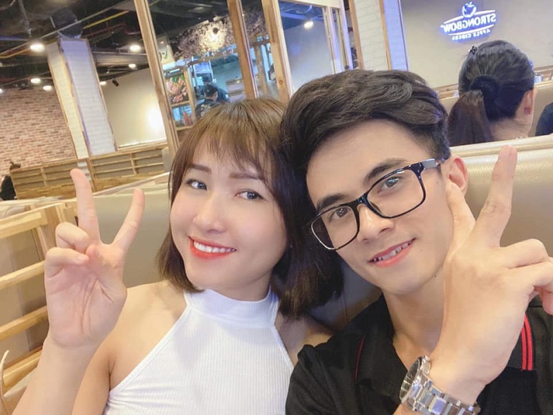 While MisThy is enjoying her joyful single life and Linh Ngọc Đàm just broke up with her boyfriend, Uyên Pu is happily with her husband and their first son.
