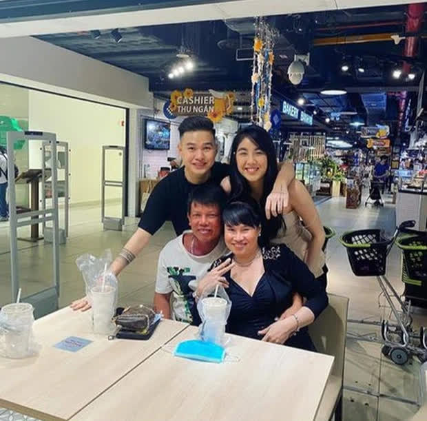Rambo - the familiar name of Refund Gaming, famous in the streamer community, has built a dream house for his mother in Cao Lãnh, Đồng Tháp. The male streamer stated that this is a precious gift he has prepared for his hardworking mother who raised him all these years.
