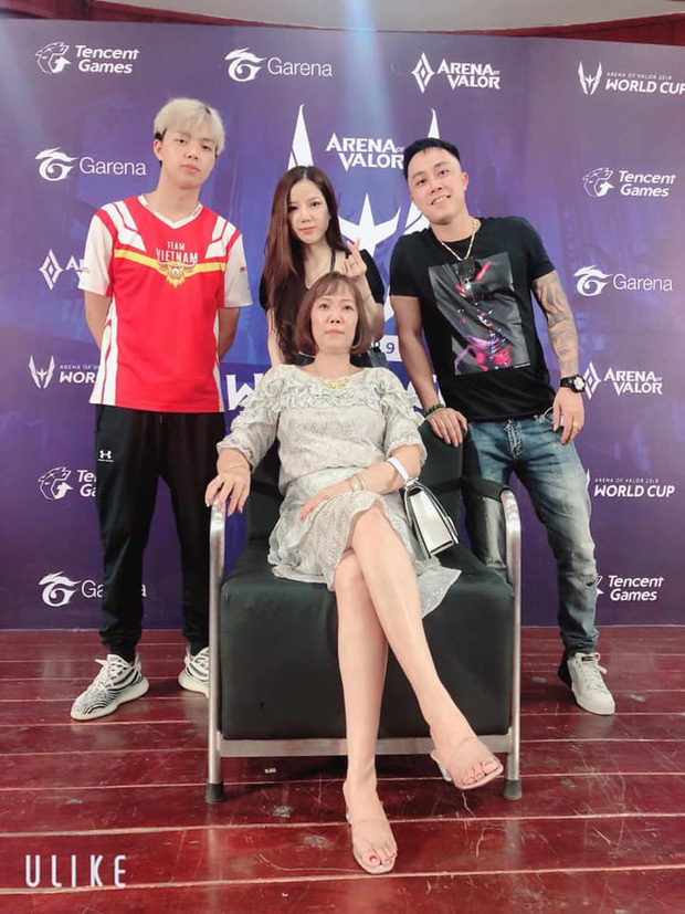 His mother, Mrs. Chinh, always supports and encourages ADC. Her words may be brief but are essential to create motivation for ADC to practice and compete. Not only fully accepting and supporting her son, ADC's mother also has many statements that resonate with gamers. For instance, when ADC was not performing well, his mother boldly declared: 