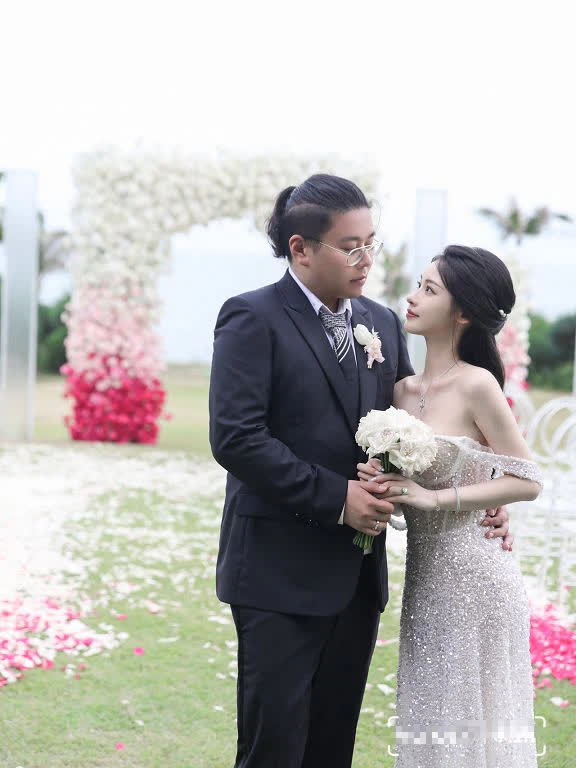 Images from the engagement ceremony between Xiao Chu and her future husband