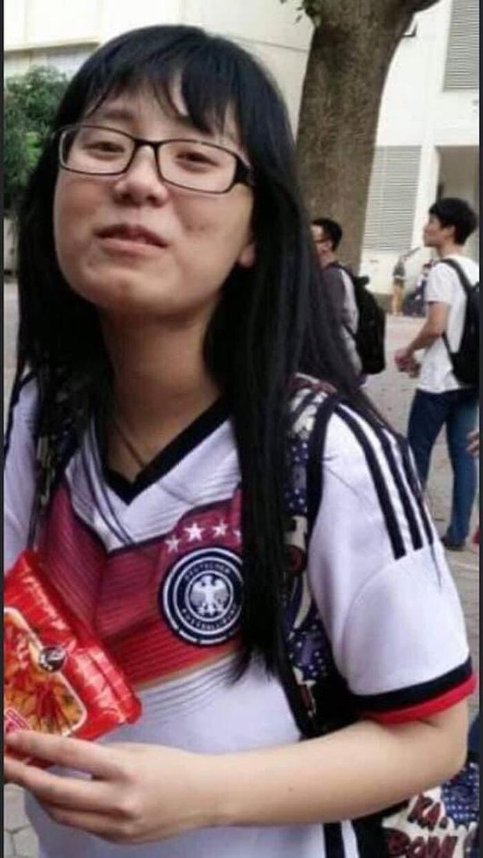 A 'nerdy' image from Teacher Minh Thu's school days