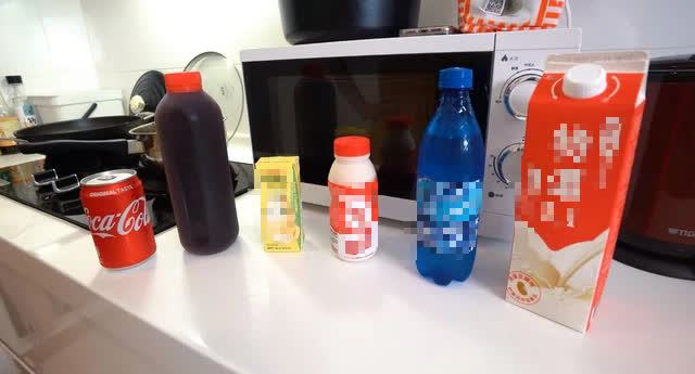 She used 6 different soft drinks to cook 6 bowls of instant noodles