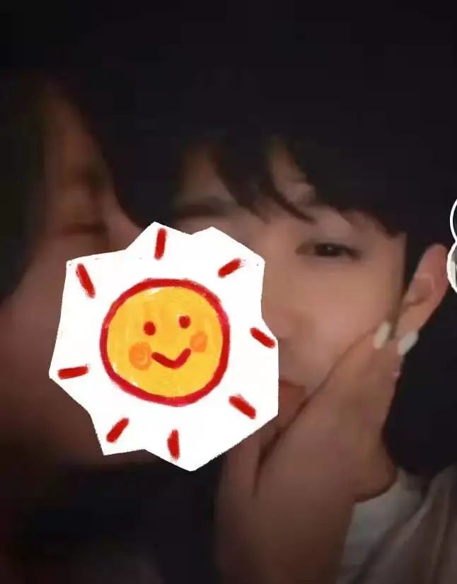 Netizens quickly captured images from the intimate video shared by Bạch Bạch's boyfriend