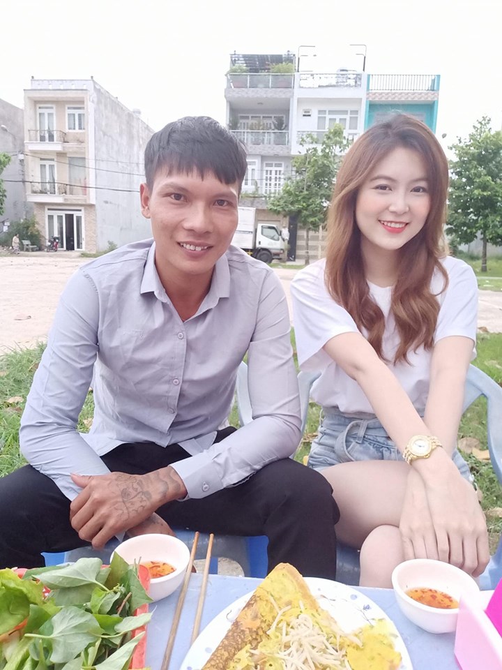 As well as appearing next to many beautiful girls like hot girl Trân Trần