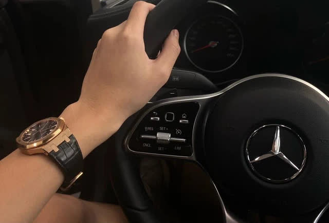 On his personal Facebook, this guy frequently shares about his luxurious lifestyle with images of watches, fancy cars, and travel in luxury hotels...