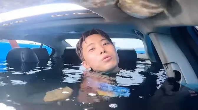As the water level rose to the door, Heohop decided to open the car door