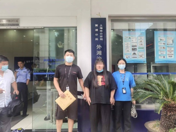 Xiao Fu's girlfriend at the police station