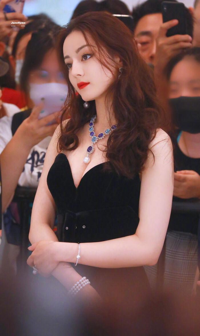Goddess-like beauty of Dilraba Dilmurat