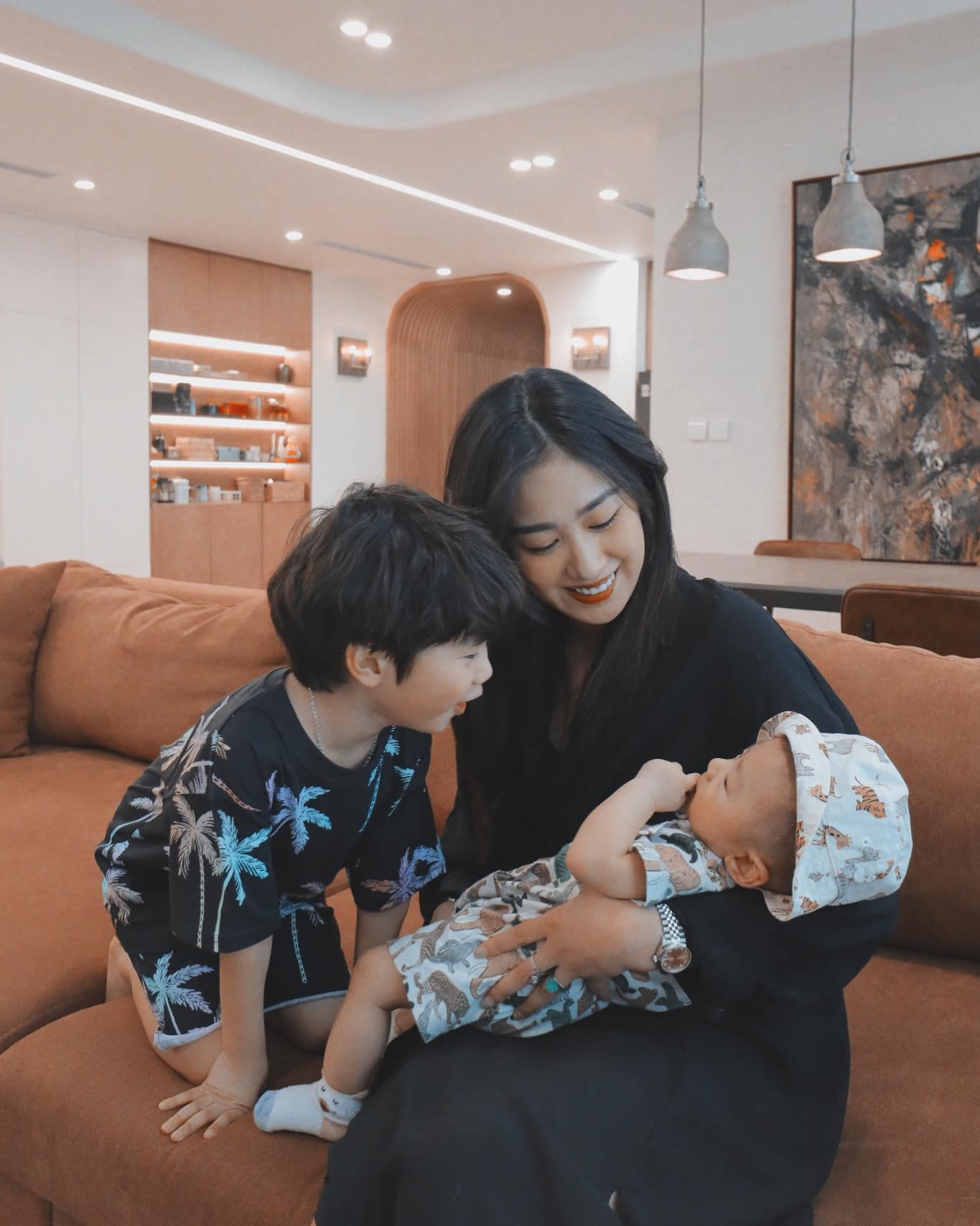 This 'hot mom' is the mother of two little boys, Mango and Coconut.